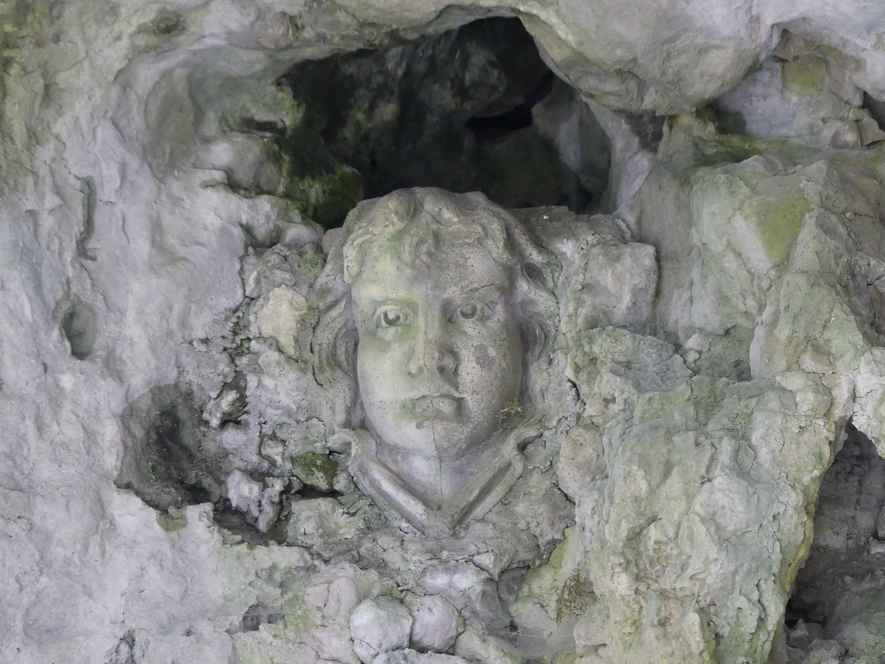 Kopf der Göttin Ostara über dem Höhleneingang
